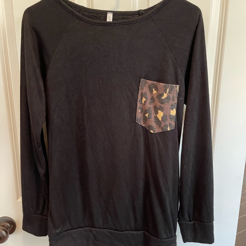 🎯 3 for $15 🎯EUC Women’s size medium black sweatshirt with leopard pocket detail